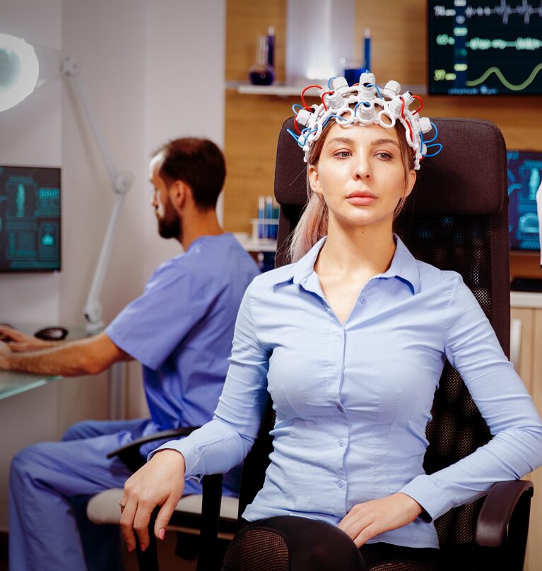 Mulher realizando Mapeamento Cerebral com EEG em vigília